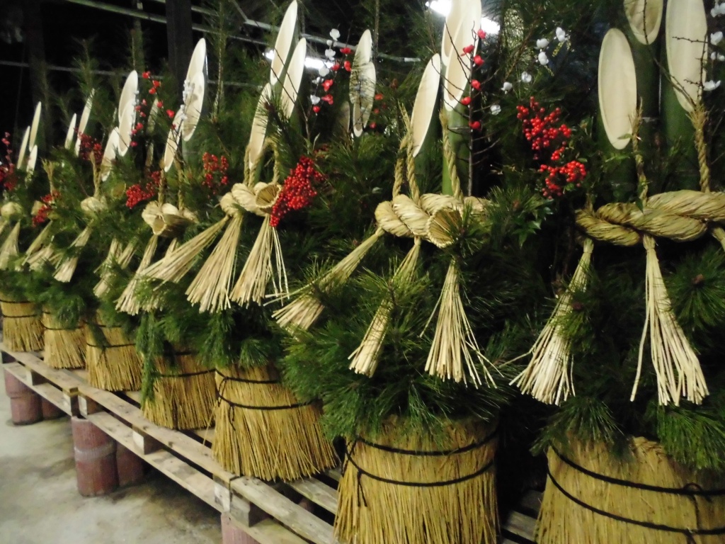 お正月に飾る松飾の門松入荷してきました、松や竹やナンテンを主力としています、飯田市・喬木村・豊丘村・高森町・阿智村・下伊那郡でしたら配達いたします・飯田市お庭のことならなんでもご相談ください