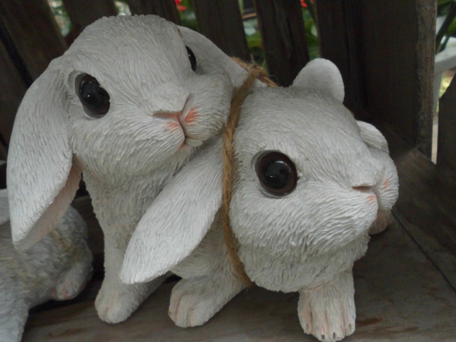 お庭に飾ってもオシャレな動物の置物入荷しています　可愛いウサギの置物でお庭を可愛く演出　飯田市でお庭の事なら何でもお気軽にご相談ください