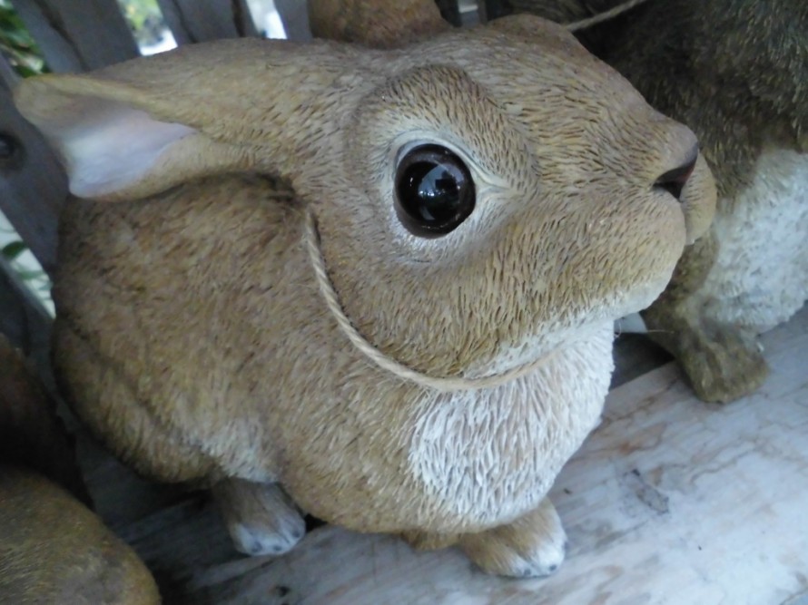 お庭に飾ってもオシャレな動物の置物入荷しています　可愛いウサギの置物でお庭を可愛く演出　飯田市でお庭の事なら何でもお気軽にご相談ください