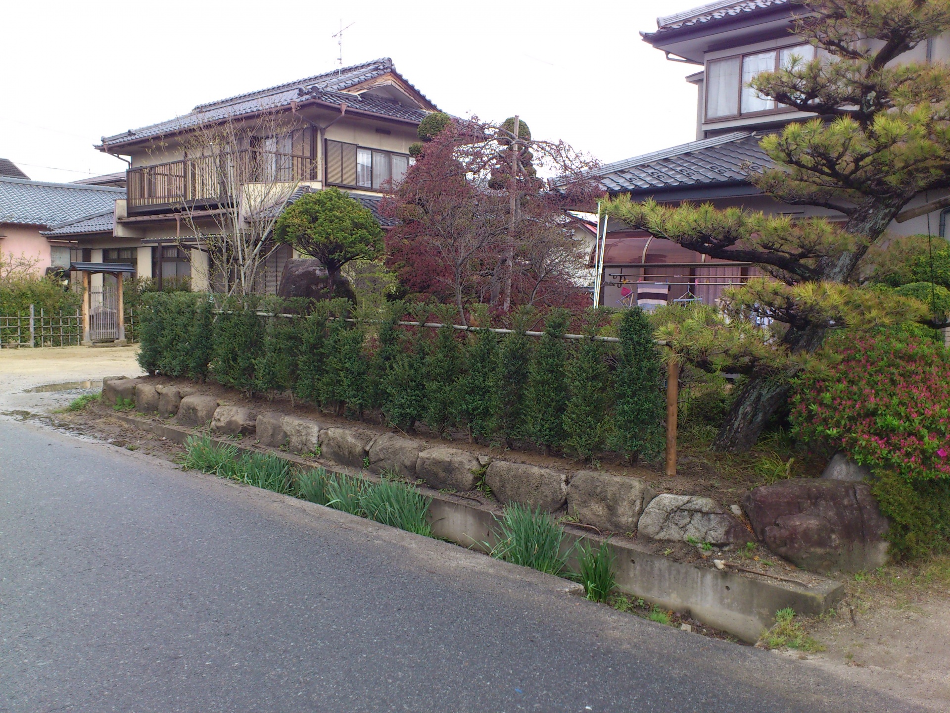植木の垣根で自然な目隠し/飯田市