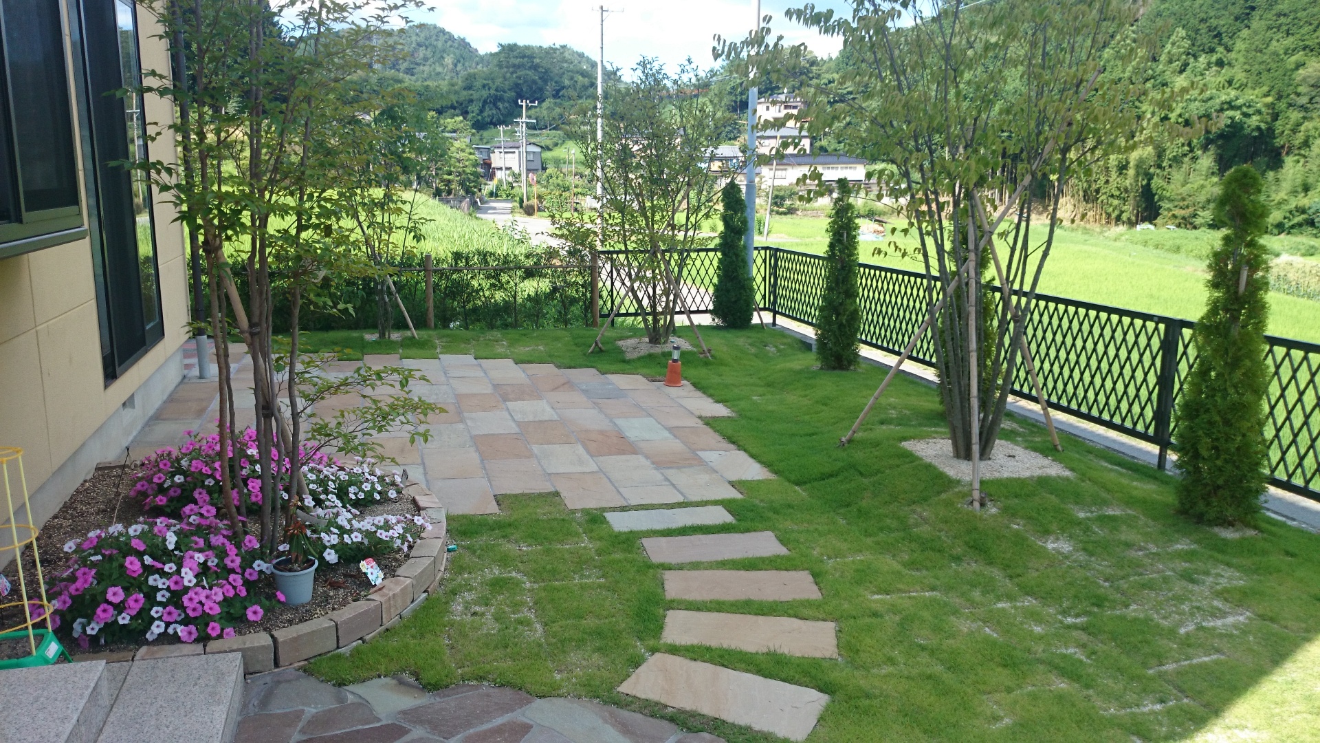 草だらけの荒れた庭をきれいにしていただきました。｜飯田市S様